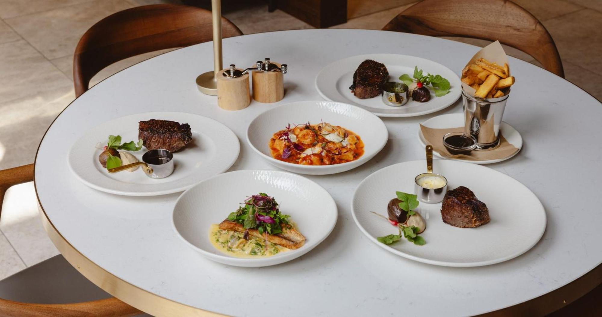 Horizon By Skycity Auckland Exterior foto Dishes at the restaurant